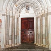 kloster marienberg bei burgeis kirche portal
