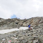 mountainbike tour pfossental schnee wegweiser stettiner huette