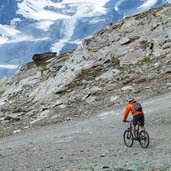 mountain biker bei madritschjoch