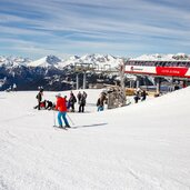 skigebiet reinswald bergstation skifahrer winter
