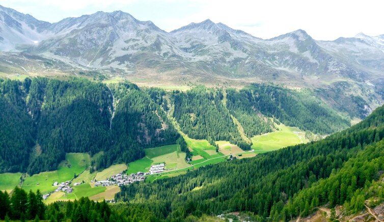 blick von roettal auf kasern im ahrntal und dahinter zillertaler alpen