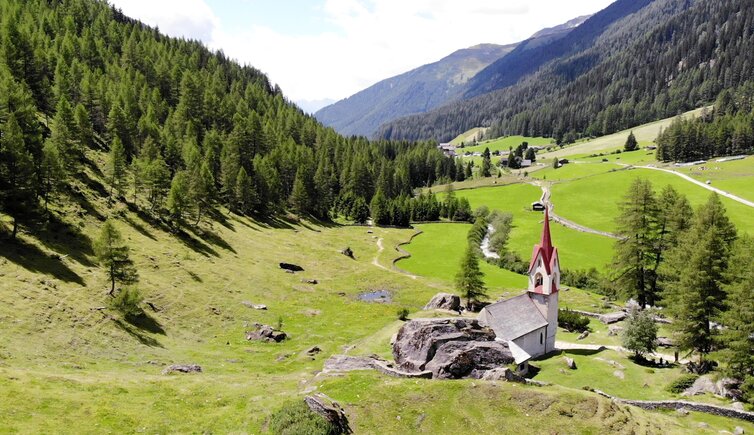 Heilig Geist Kirche mit Sicht ins Ahrntal