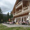 Die Gasser H&uuml;tte, eine beliebte Einkehrm&ouml;glichkeit am Beginn der Villanderer Alm. Sie dient auch als Startpunkt f&uuml;r verschiedene Wandertouren. Foto: BS, &copy; Peer
