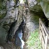 Der gesicherte Weg &uuml;ber Br&uuml;cken und Treppen klemmt sich an die Felsen, durch die Schlucht. Foto: AT, &copy; Peer