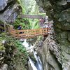 Zahlreiche Br&uuml;cken queren die Schlucht, und bieten tiefe Einblicke in die Gilfenklamm. Foto: AT, &copy; Peer