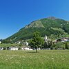 Das Dorf Graun im Vinschgau, Hauptort der Gemeinde am Reschensee, dahinter der Grauner Kopf. Foto: AT, &copy; Peer
