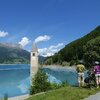 Ber&uuml;hmtes Fotomotiv: Der im Reschensee versunkene See von Alt-Graun, stummer Zeuge eines schlimmen Kapitels der Dorfgeschichte. Foto: AT, &copy; Peer