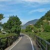Nach dieser Abzweigung folgt, wenige hundert Meter weiter, die n&auml;chste, welche wir &uuml;ber die Br&uuml;cke nach links, Richtung Eppan, einschlagen. Foto: AT, &copy; Peer