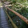 Sul ponte di legno fino all’altro lato della valle. Foto: AT, &copy; Peer