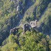 Attraversiamo i prati al di sotto di Siffiano, dove possiamo vedere le rovine di Castel Pietra. Foto: AT, &copy; Peer