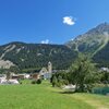 Wir verlassen den Ort in Richtung Westen, der Weg f&uuml;hrt &uuml;ber die Wiesen auf die andere Seite des Sees. Foto: AT, &copy; Peer