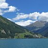 Auf der anderen Seite sehen wir den Eingang ins Langtauferertal mit dem Dorf Graun. Foto: AT, &copy; Peer