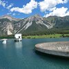 Fast k&ouml;nnte man vergessen, dass der Reschensee in seiner heutigen Gr&ouml;&szlig;e ein k&uuml;nstlicher Stausee ist. Doch hier am S&uuml;dufer kann man die zum Kraftwerk geh&ouml;renden Bauten erkennen. Foto: AT, &copy; Peer