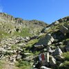 Ein schmaler und steiniger Pfad schl&auml;ngelt sich hinauf in Richtung Kassianspitze. Foto: BS, &copy; Peer