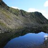 Im eiskalten Kassiansee am Fu&szlig;e der gleich-lautenden Spitze spiegelt sich der Bergkamm. Foto: BS, &copy; Peer