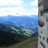 Blick vorbei an der Kirchenmauern auf Latzfons und Umgebung. Foto: BS, &copy; Peer