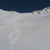 Linkshaltend &uuml;berwinden wir den Gipfelhang bis zum Skidepot. Foto: BS, &copy; Peer