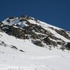 Der Gipfelaufbau der Pleresspitze: ab dem Skidepot geht es zu Fu&szlig; &uuml;ber das Fels-durchsetzte Gel&auml;nde zum h&ouml;chsten Punkt. Foto: BS, &copy; Peer