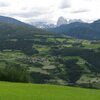 Blick auf die gegen&uuml;berliegende Talseite - im Hintergrund in den Wolken sind Langkofel und Plattkofel ansatzweise zu sehen. Foto: BS, &copy; Peer