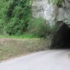 Die Stra&szlig;e im Tinnetal schl&auml;ngelt sich durch Tunnels, entlang des Baches und entlang imposanter Felsw&auml;nde. Foto: BS, &copy; Peer