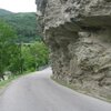 Eine imposante Abfahrt - die Stra&szlig;e des Tinnetales f&uuml;hrt uns direkt zur&uuml;ck nach Klausen. Foto: BS, &copy; Peer