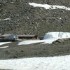Il sentiero che porta al Rif. Madriccio passa per alcuni campi di neve, i quali per&ograve; possono essere superati facilmente - Foto: ED, &copy; Peer