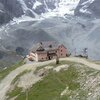Dato che per la via di ritorno non usiamo la funivia, ma proseguiamo fino a valle a piedi, passiamo anche per il Rif. Citt&agrave; di Milano a 2.573 m s.l.m. - Foto: ED, &copy; Peer