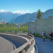 radweg bei st michael eppan mit turm st pauls