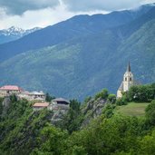 blick auf rodeneck vill kirche und schloss rodenegg