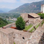 RS MMM Firmian Schloss Sigmundskron Panorama Gasthaus Innenhof Etschtal