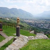 DSC Schloss Tirol Museum Garten Aussicht Meran