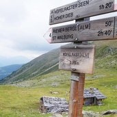 RS Steinrast Kofelraster Seen Ulten Schilder Blick zurueck Aufstieg