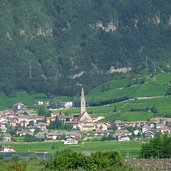 tramin zentrum mit kirche