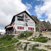 huettenwanderung im drei zinnen gebiet rifugio a locatelli dreizinnenhuette