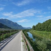 etsch radweg bei neumarkt neben grosser graben