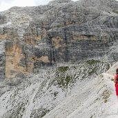 huettenwanderung im drei zinnen gebiet person