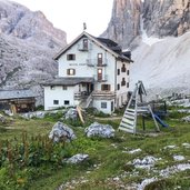 huettenwanderung im drei zinnen gebiet Zsigmondyhuette rifugio comici