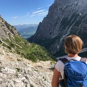 huettenwanderung im drei zinnen gebiet abstieg richtung sexten person