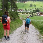 huettenwanderung im drei zinnen gebiet wandern richtung sexten personen