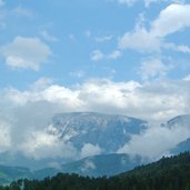 steinegg pyramidenweg mit schlern in wolken