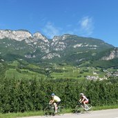 radfahrer dahinter kurtatsch