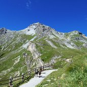 wanderweg schlinigtal mit foellakopf