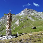 mann saeule kreuz bei sesvenna huette gedenken ueberlebende bei lawine