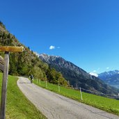 radfahrer auf strasse nach tabland sonnenberg