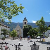 kurtinig martinsplatz radfahrer piazza san martino a cortina