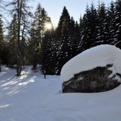 Ueberetscherhuette Stein mit Schnee