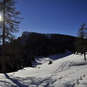 Ueberetscherhuette Spuren im Schnee komplett