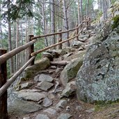 weg zum oberen wasserfall steine