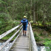 Gsieser Tal Eichhoernchenweg Mensch Bruecke