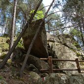 weg zum oberen wasserfall felsen baum